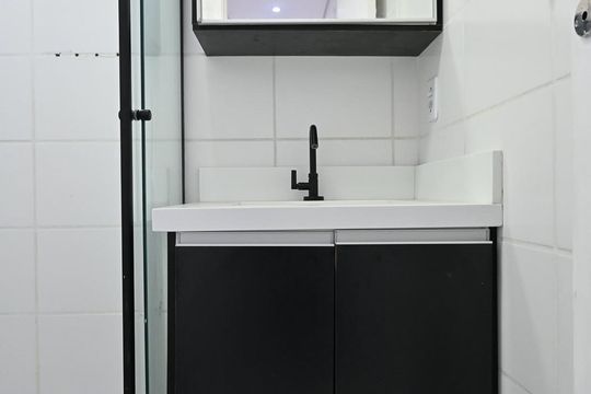 Banheiro de apartamento à venda com 2 quartos, 42m² em Jardim Monte Alegre, Taboão da Serra