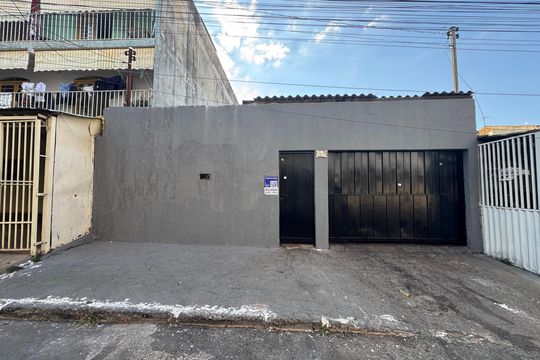 Fachada longe de casa à venda com 3 quartos, 144m² em Qn 5, Brasília
