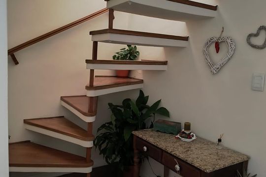 Escada de apartamento à venda com 2 quartos, 85m² em Jardim da Gloria, São Paulo