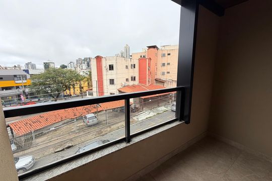 Varanda de kitnet/studio para alugar com 1 quarto, 29m² em Cascatinha, Juiz de Fora