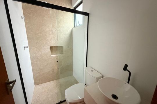 Banheiro de kitnet/studio para alugar com 1 quarto, 29m² em Cascatinha, Juiz de Fora