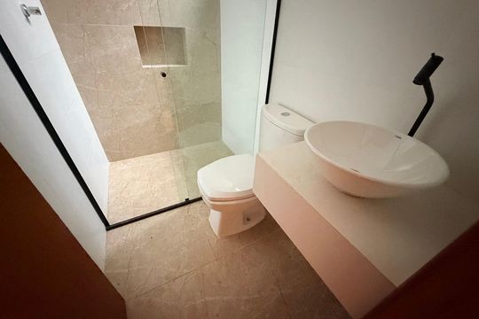 Banheiro de kitnet/studio para alugar com 1 quarto, 29m² em Cascatinha, Juiz de Fora