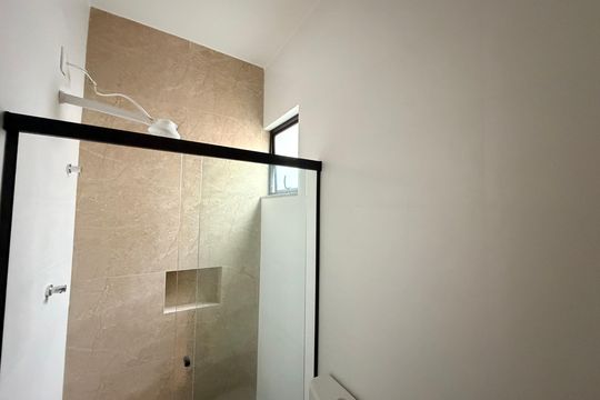 Banheiro de kitnet/studio para alugar com 1 quarto, 29m² em Cascatinha, Juiz de Fora