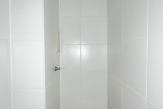 Banheiro de apartamento para alugar com 2 quartos, 33m² em Jardim Caravelas, São Paulo