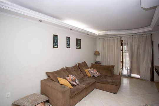 Sala de TV de casa à venda com 4 quartos, 130m² em Casa Grande, Diadema