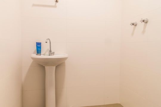 Banheiro de serviço de apartamento para alugar com 3 quartos, 180m² em Alphaville Empresarial, Barueri