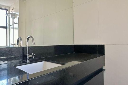 Banheiro  de apartamento à venda com 4 quartos, 144m² em Coração Eucarístico, Belo Horizonte