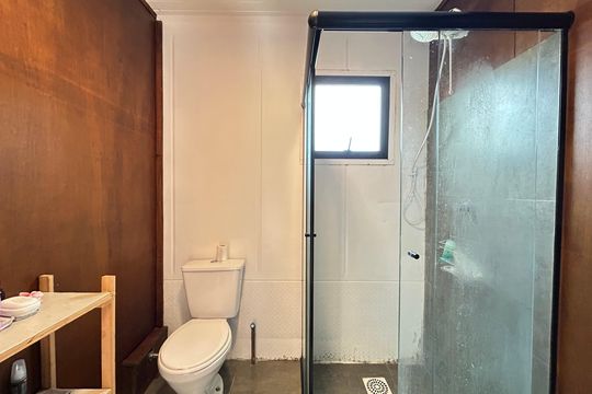 Banheiro e área de Serviço de apartamento para alugar com 1 quarto, 35m² em Lagoa Pequena, Florianópolis