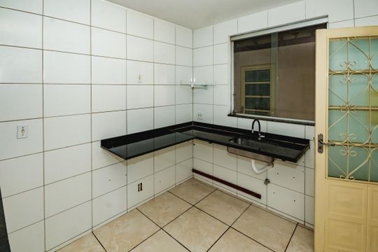 Cozinha de casa de condomínio à venda com 2 quartos, 99m² em São Benedito, Belo Horizonte