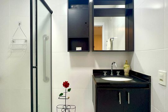 Banheiro de kitnet/studio à venda com 1 quarto, 30m² em Pinheiros, São Paulo