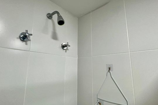 Banheiro de kitnet/studio à venda com 1 quarto, 30m² em Pinheiros, São Paulo