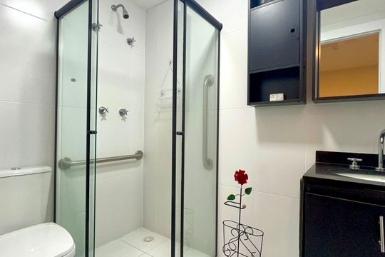 Banheiro de kitnet/studio à venda com 1 quarto, 30m² em Pinheiros, São Paulo