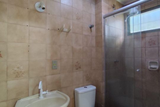 Banheiro de kitnet/studio para alugar com 1 quarto, 30m² em Sarandi, Porto Alegre