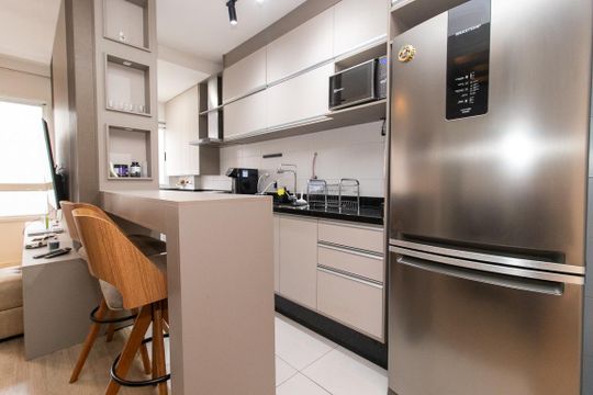 Cozinha - Armários de apartamento à venda com 2 quartos, 57m² em Água Verde, Curitiba