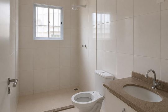 Banheiro de apartamento para alugar com 2 quartos, 55m² em Agronomia, Porto Alegre