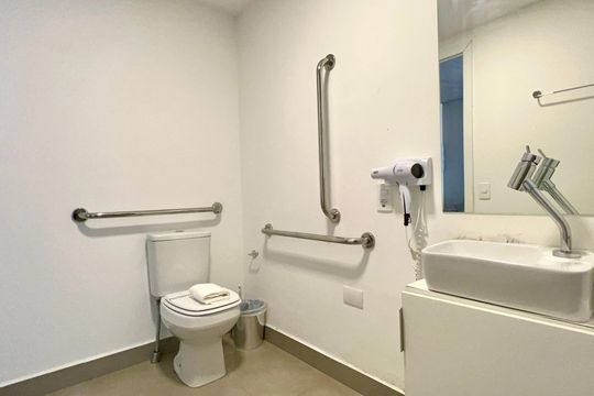 Banheiro de kitnet/studio à venda com 1 quarto, 25m² em Cerqueira César, São Paulo
