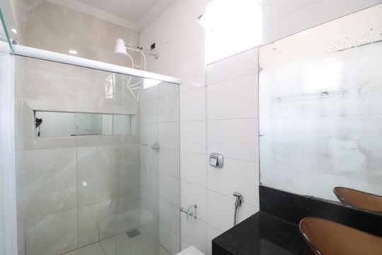 Banheiro do Quarto 1 de casa para alugar com 4 quartos, 360m² em Granada, Uberlândia