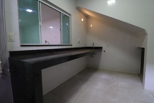 Área de Serviço de casa para alugar com 4 quartos, 360m² em Granada, Uberlândia