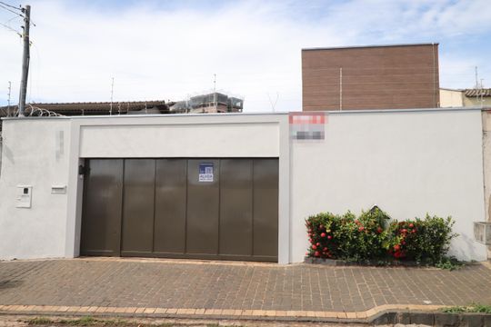 Plaquinha de casa para alugar com 4 quartos, 360m² em Granada, Uberlândia