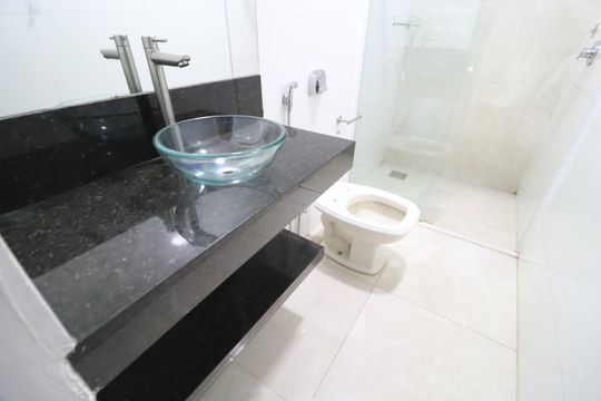 Banheiro do Quarto 3 de casa para alugar com 4 quartos, 360m² em Granada, Uberlândia