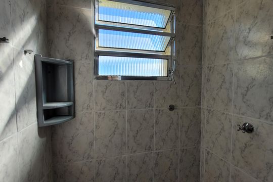 Banheiro de apartamento para alugar com 2 quartos, 42m² em Vila Ursulina, Itaquaquecetuba