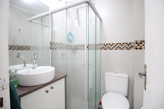 Banheiro de apartamento à venda com 2 quartos, 44m² em Vila Ipiranga, Porto Alegre