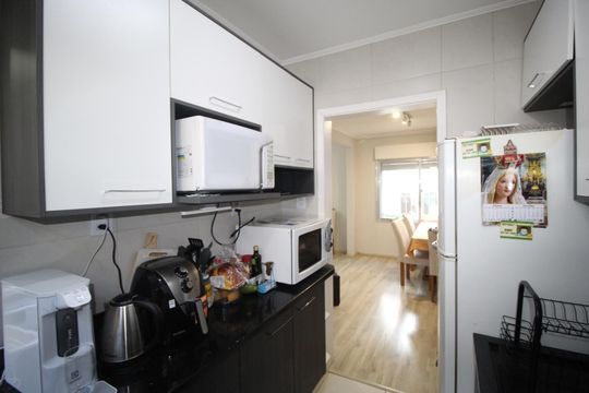 Cozinha de apartamento à venda com 2 quartos, 44m² em Vila Ipiranga, Porto Alegre