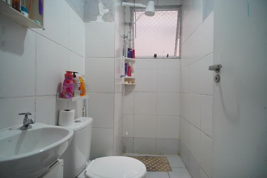 Banheiro de apartamento à venda com 2 quartos, 44m² em Santos Dumont, São Leopoldo