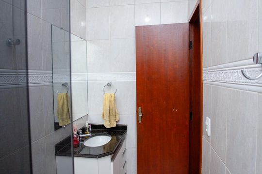 Banheiro Social de casa à venda com 3 quartos, 80m² em Bairro Tropical, Contagem