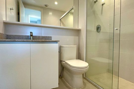 Banheiro de apartamento para alugar com 2 quartos, 48m² em Pinheiros, São Paulo