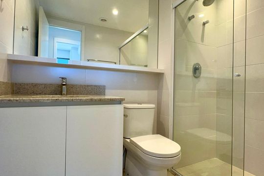 Banheiro social de apartamento para alugar com 2 quartos, 48m² em Pinheiros, São Paulo