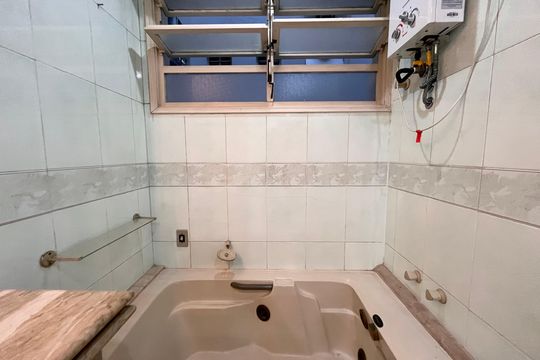 Banheiro social de apartamento à venda com 4 quartos, 200m² em Copacabana, Rio de Janeiro
