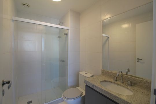 Banheiro social de kitnet/studio para alugar com 1 quarto, 30m² em Barra Olímpica, Rio de Janeiro