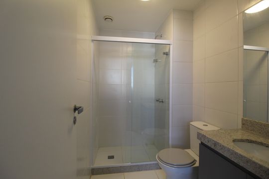 Banheiro social de kitnet/studio para alugar com 1 quarto, 30m² em Barra Olímpica, Rio de Janeiro