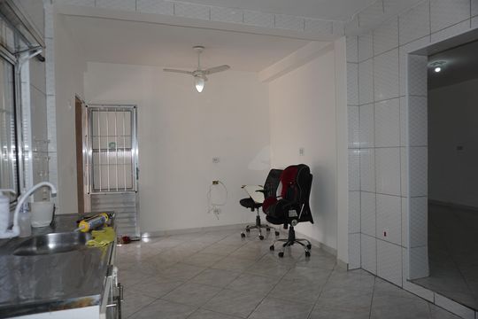 Cozinha de casa para alugar com 2 quartos, 50m² em Jardim Colegio, Embu das Artes