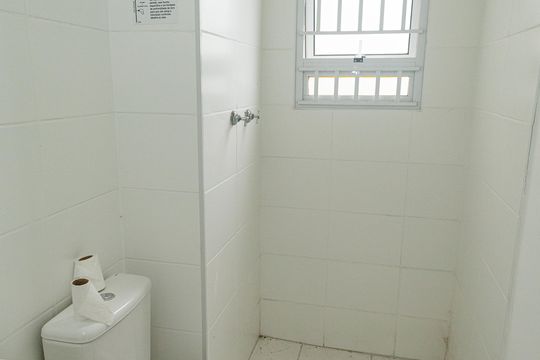 Banheiro de apartamento à venda com 2 quartos, 47m² em Guaratiba, Rio de Janeiro