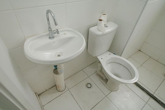Banheiro de apartamento à venda com 2 quartos, 47m² em Guaratiba, Rio de Janeiro