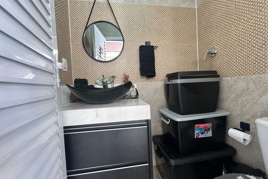 Banheiro 2 de casa de condomínio à venda com 3 quartos, 320m² em Parque Nova Jandira, Barueri