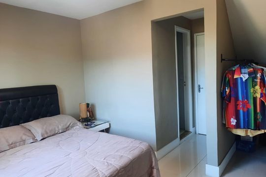 Quarto de casa de condomínio à venda com 3 quartos, 210m² em Jacarepaguá, Rio de Janeiro