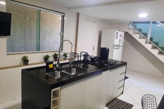 Cozinha de casa de condomínio à venda com 3 quartos, 210m² em Jacarepaguá, Rio de Janeiro
