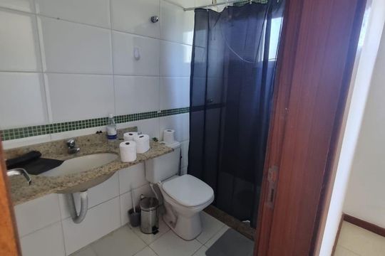 Banheiro de casa à venda com 3 quartos, 143m² em Itaipu, Niterói