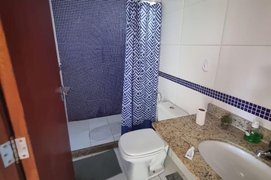 Banheiro de casa à venda com 3 quartos, 143m² em Itaipu, Niterói