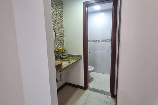 Banheiro de casa à venda com 3 quartos, 143m² em Itaipu, Niterói