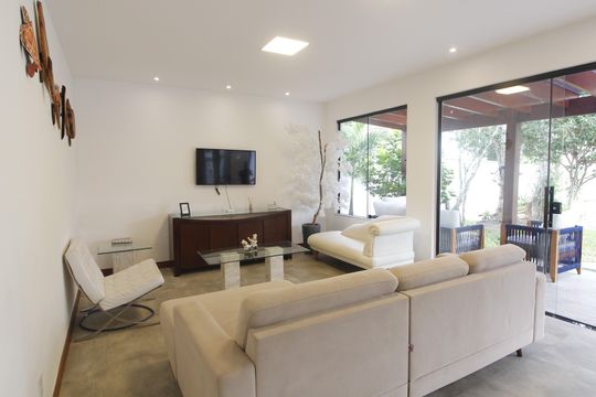 Sala de casa de condomínio para alugar com 4 quartos, 200m² em Bosque do Peró, Cabo Frio
