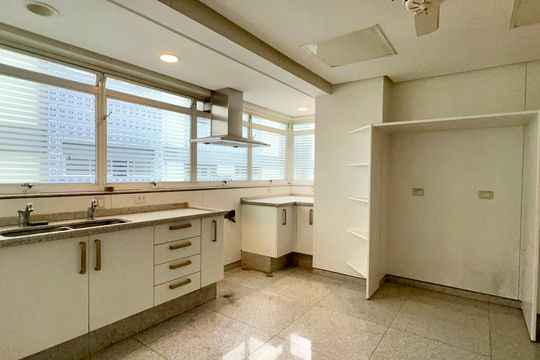 Cozinha de apartamento à venda com 3 quartos, 355m² em Cerqueira César, São Paulo