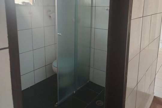 Banheiro de casa para alugar com 1 quarto, 150m² em Parque Casa de Pedra, São Paulo