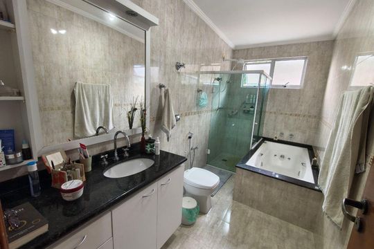 Banheiro de casa à venda com 3 quartos, 248m² em Vila Ipojuca, São Paulo