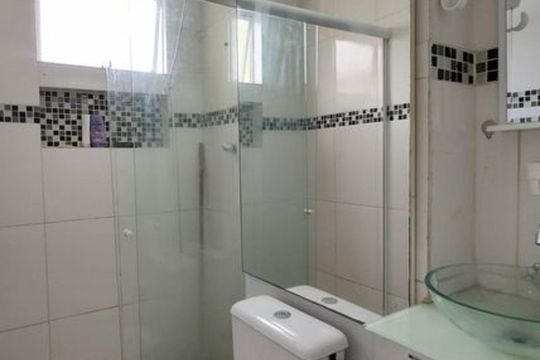 Banheiro de apartamento à venda com 2 quartos, 55m² em Camorim, Rio de Janeiro