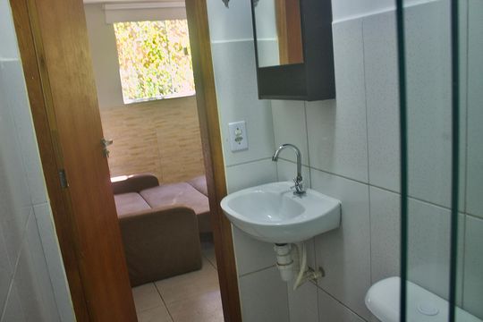 Banheiro de kitnet/studio para alugar com 1 quarto, 18m² em Duarte Silveira, Petrópolis