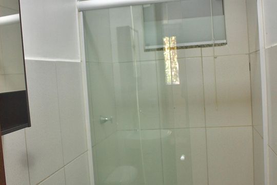 Banheiro de kitnet/studio para alugar com 1 quarto, 18m² em Duarte Silveira, Petrópolis